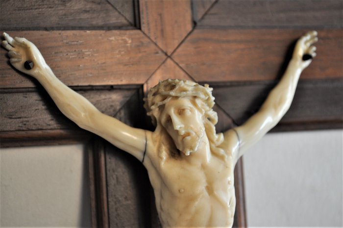 Crucifix avec Christ en ivoire sculpté - Dieppe, France - 19ème siècle 