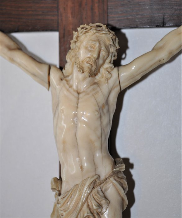 Crucifix with Christ in carved ivory - Dieppe, France - 19th century