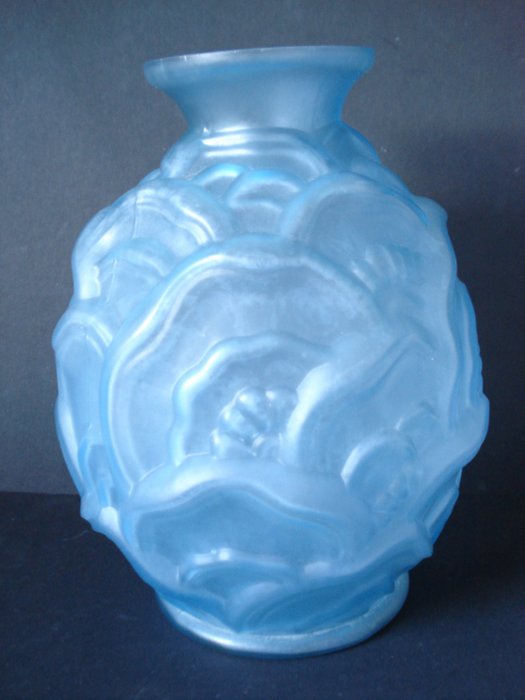 Charles Catteau Art deco vase made of bluish “Scailmont” glass