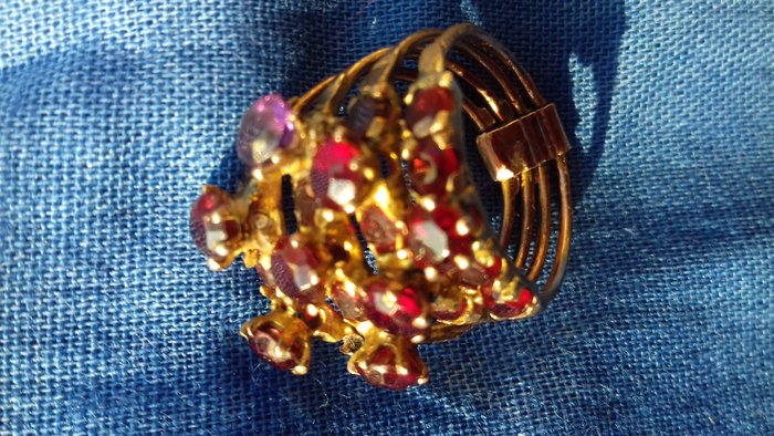 Antico anello "la favorita del sultano" in oro granato e una ametista