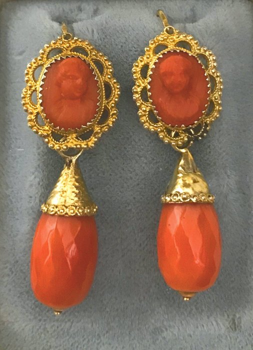 Biedermeier coral dangle earrings in 750/18 kt gold with gems, antique circa 1890–1900
