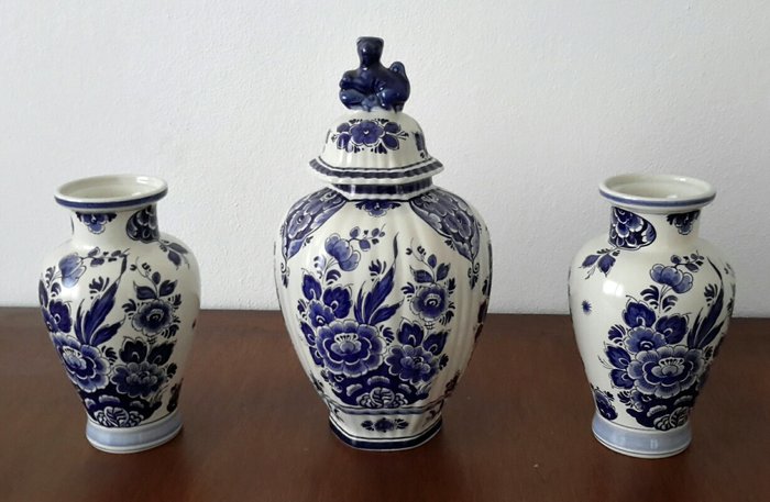 Three-piece Delftware cabinet set