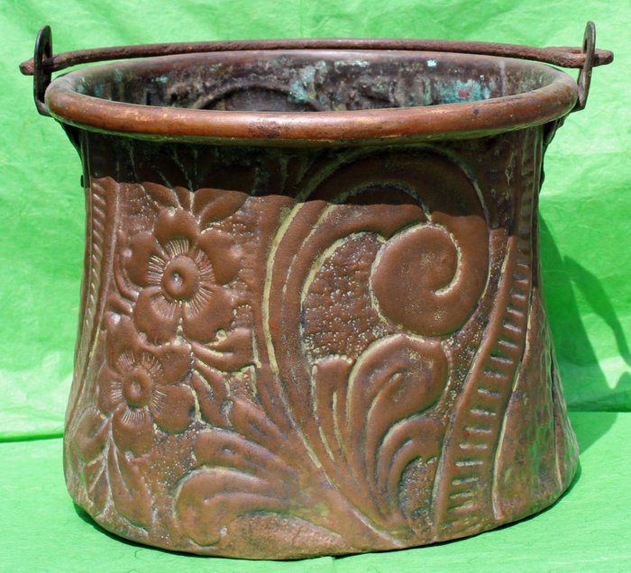 Antique cauldron in copper - “Flowers” - Italy, late 19th century, early 20th century