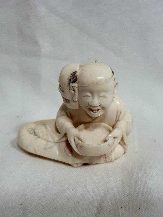 Ivory netsuke - With artist's signature - Japan - Late 19th century/early 20th century (Meiji Period)