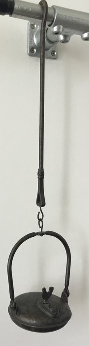 Een bronzen weverslampje met haan - olielamp - 19de eeuw