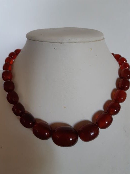 Antique Art Deco necklace in cherry red bakelite