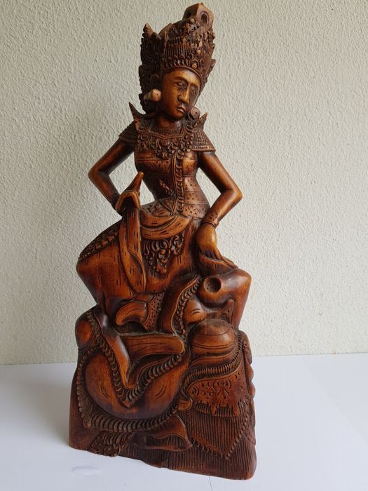 Houtsnijwerk van de godin Dewi Ratih - Bali - Indonesië 