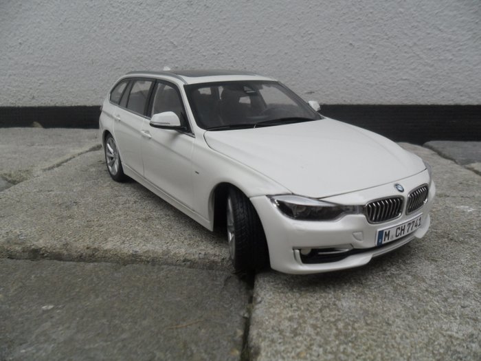 Paragon - 1:18 - BMW 320i Touring F31 - blanco