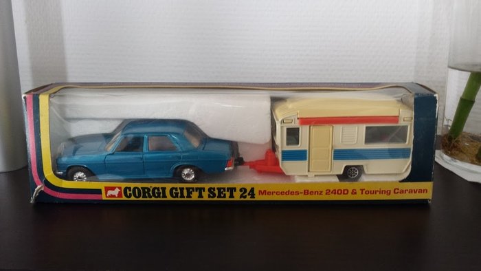 Corgi - 1:43 - Mercedes 240d et touring caravan - Gift Set 24