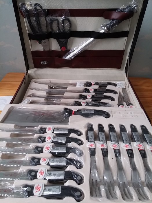 Solingen Berman & Benz knife set in leather case, 24 piece set new