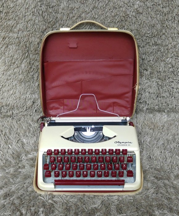 Olympia Splendid 33 - Portable Typewriter - Germany 1961