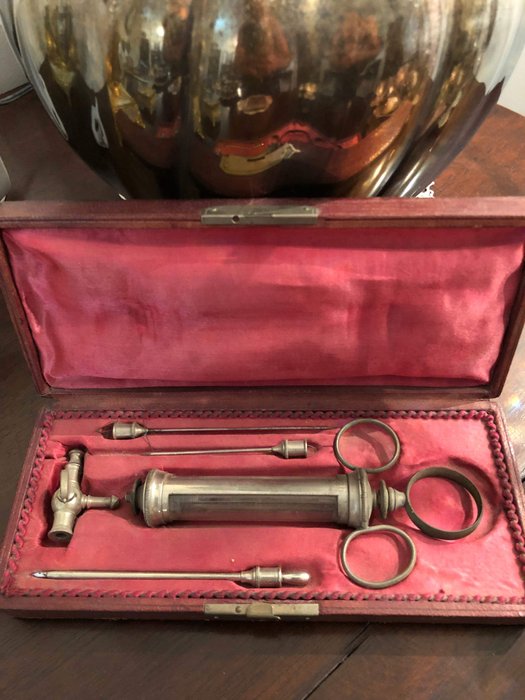 Rare antique hypodermic syringe in metal and glass - period: late 19th-century, complete with butterfly needles and interior in leather and velvet