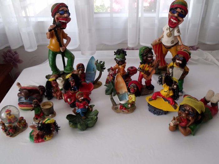 Bob Marley - 16 figurines caricatures en résine