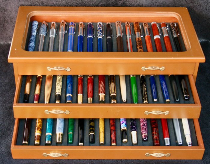 Présentoir en bois comprenant 48 stylos plumes en parfait état 