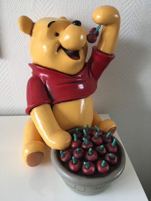 Large Disney figurine - Winnie the Pooh eat cherries