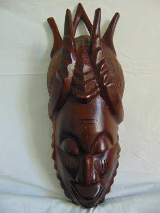 Masque africain en bois d'ébène lourd