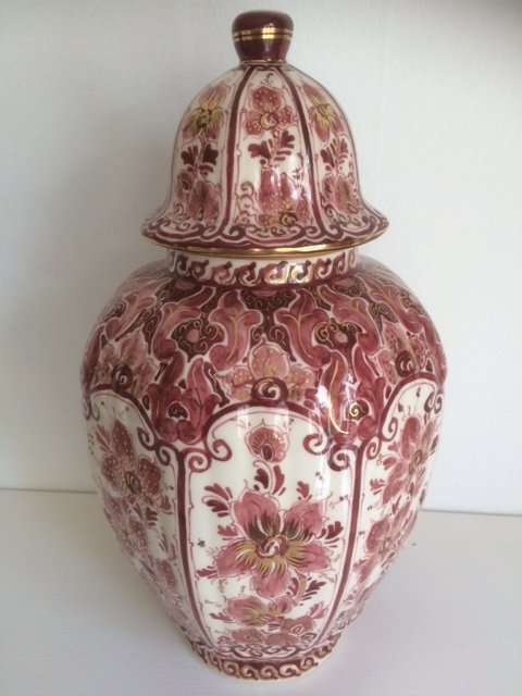 Regina - Delft - Red ceramic pot with a lid from H.A Meilof