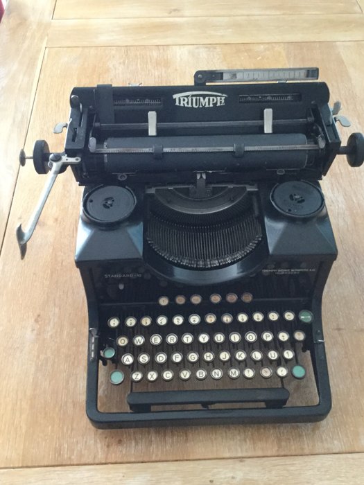 Triumph Standard-12: Antique typewriter, serial no. 276923 (1945/1946)