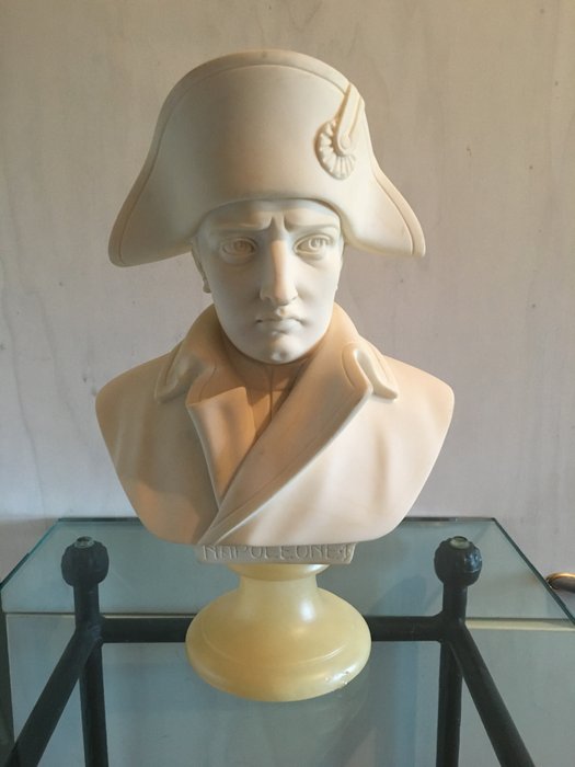A. Giannelli - Napoleon Bonaparte - bust of alabaster powder and alabaster base - signed and with the inscription "Napoleone I"