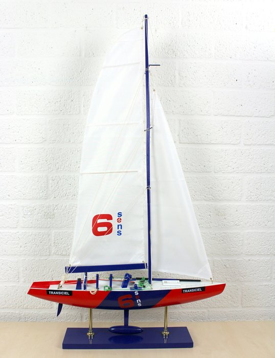 Transiciel 6Sens houten model wedstrijd zeilboot op standaard 