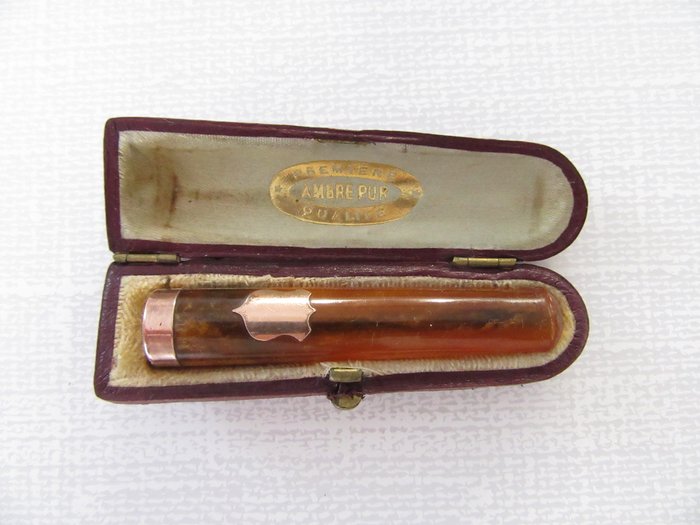 Beautiful cigarette holder in original case. Amber + gold on silver.