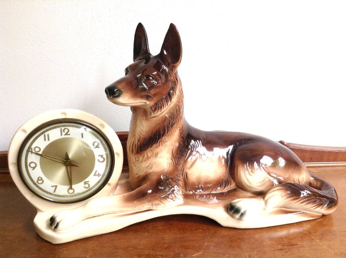 JEMA Holland-great black clock with shepherd dog
