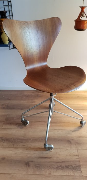 Arne Jacobsen voor Fritz Hansen - vlinder bureaustoel, serie 7 ‘3117’