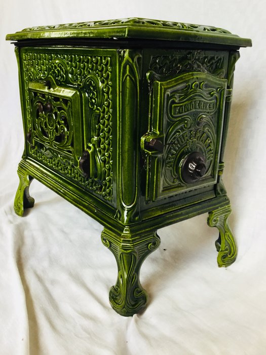 Beautiful enamelled cast iron Art Nouveau wood stove - noticed Le Brulbois, Fonderies Arthur Martin