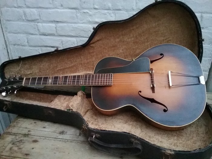 HOFNER Schobach Archtop / Jazz acoustic guitar from circa 1940 with antique hardcase