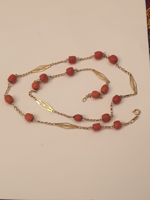 Necklace with red coral from SCIACCA. The necklace is made of gold and coral cut into barrel beads. The necklace has yellow gold filled elements in the shape of lozenges, typical of work done in the 1920s. Necklace length: 63 cm
