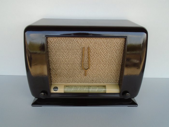 Zeer mooie bakelieten radio Ducretet Thompson type D736 uit 1946 Parijs.