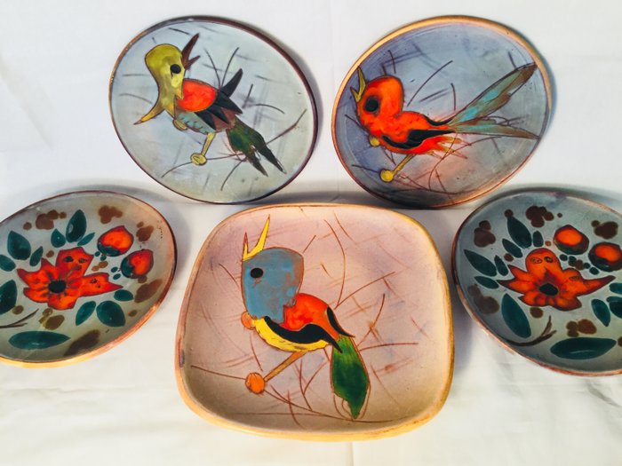 Saint Paul De Vence  - 5 keramische bordjes met floraal motief en kleurrijke vogels  
