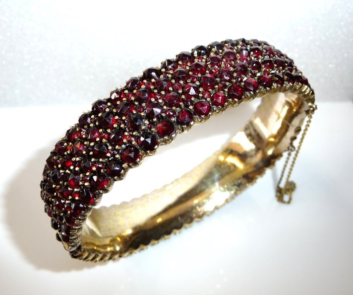 Tombak Gold Plated - Antique Garnet Bracelet Folding Bangle - 23.00 ct Bohemian garnet in antique star cut