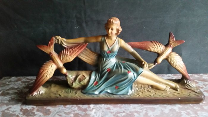 Arnova 341- Mantelpiece statue, Art Deco period, of woman with birds - made of plaster