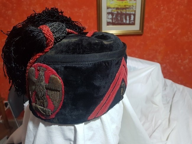 Fez of Honorary Corporal of the militia + shoulder straps from the Fascist period