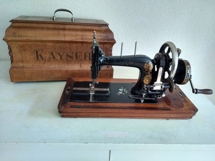 Gebruder Kayser,Kaiserslautern naaimachine met bewerkte koffer, begin 20e eeuw