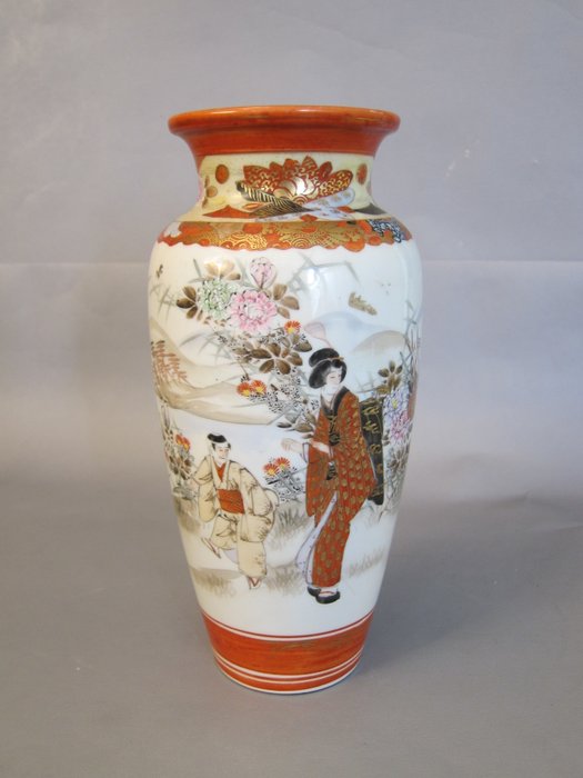 Kutani porcelain vase - Marked 'Watano sei' 綿野製 - Japan - Meiji period (1868-1912)
