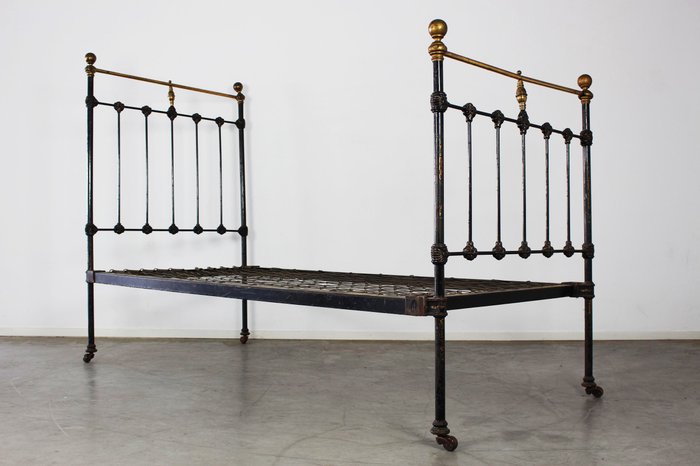 Verrassend Metal bed on castors, late 19th century - Catawiki FF-66