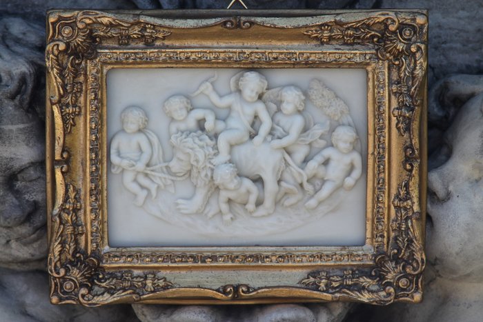 Plaque in alabaster powder, representation of 6 cherubs playing with a lion in a gold plated frame