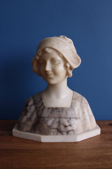 Auguste Carli (1868-1930) - Bust of a young woman - Alabaster and marble