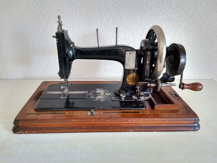 Seidel & Naumann Dresden - 'Verbesserte Singer' sewing machine - circa 1900