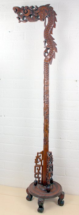 Antyczna ręcznie umieszczana lampa smoka na standardzie - Drewno - Dragon - Chiny - Druga połowa XX wieku