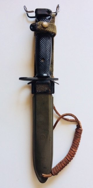 US Army bayonet / fighting knife in sheath type M8