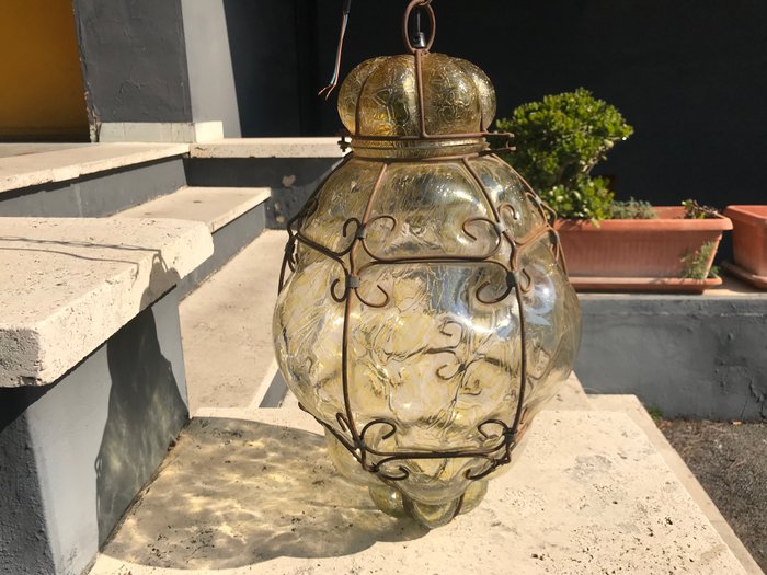 Grande lanterna veneziana in vetro soffiato ingabbiato riflessi gialli - XX secolo