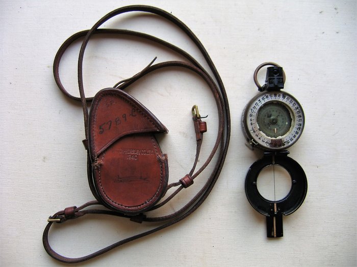 WW2 Model MK III Year 1943 Prismatic / Marching Compass, with his Leather Pouch. 
