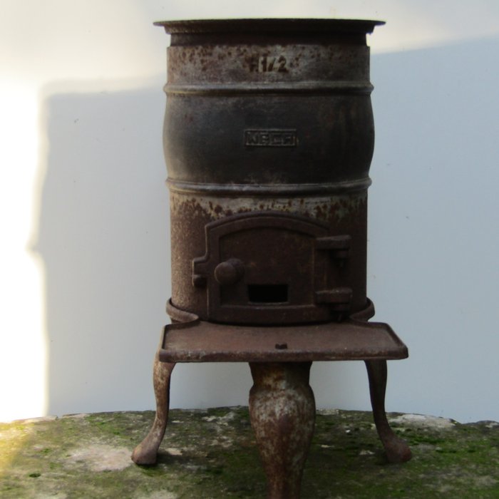 Antique circular wood stove in cast iron - 1920 ca. - Italy