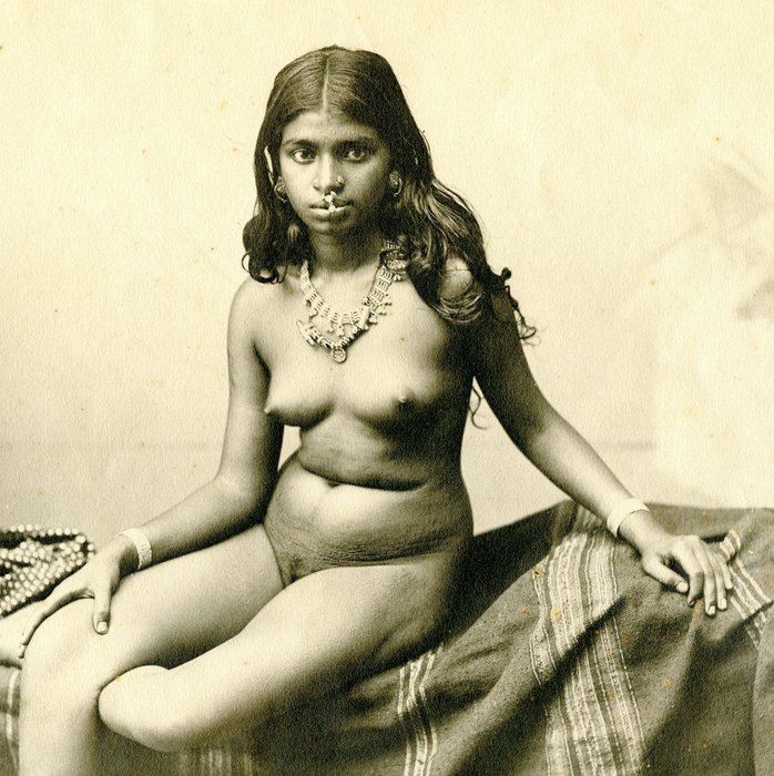 Anonym (XIX) - Junge Rodiya Frau nackt traditioneller Schmuck.