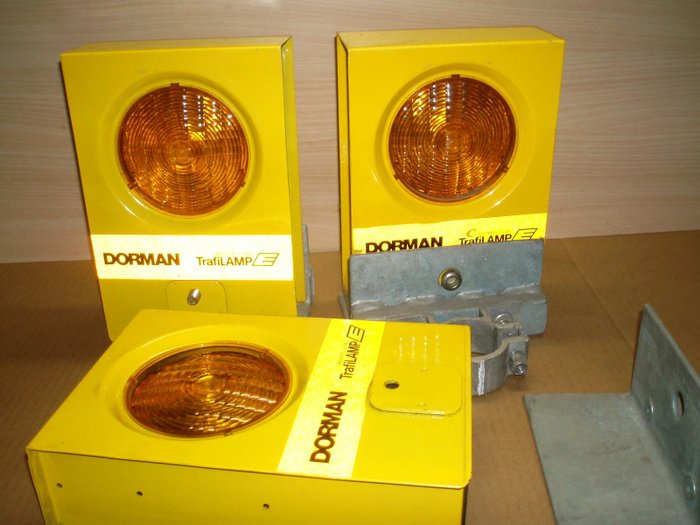 Parts -  Dorman-E-Type-Trafilamp (Road Safety Lamp) - 2000-2000 (3 items) 