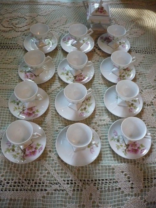 A.Giraud & C. - Limoges - 12 tasses et bol à sucre avec couvercle - 12 - Porcelaine