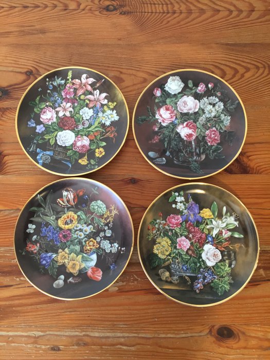Royal Mosa   - Elisabeth Gerhard  -  Complete set 4 borden "klassieke bloemstillevens" 